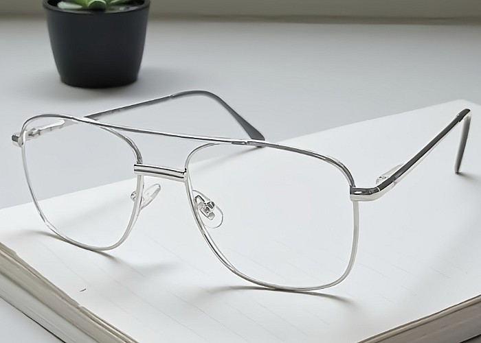 Lunettes loupe et lunettes de lecture argentées